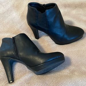 Unlisted by Kenneth Cole 8 1/2 medium bootie